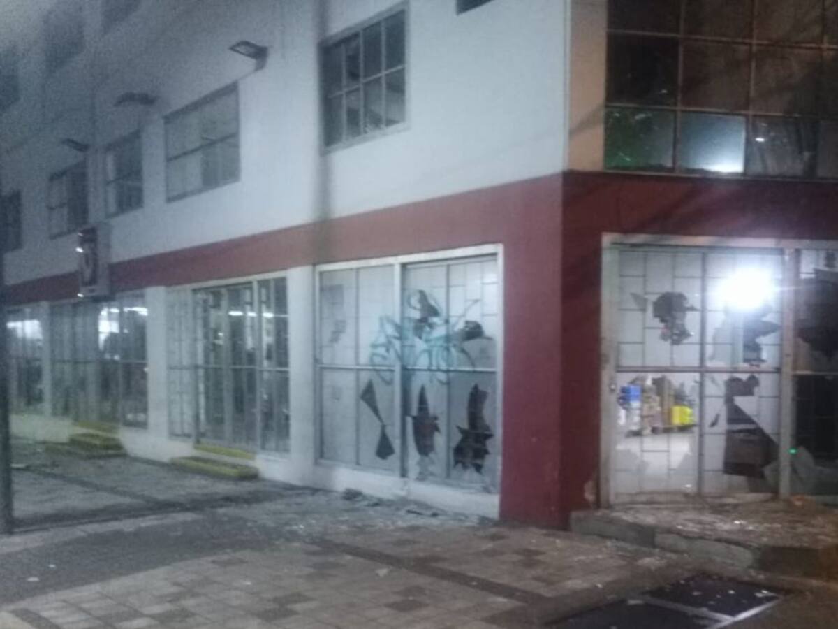 Noche de terror en centro de Armenia, daños, piedras, heridos y vandalismo