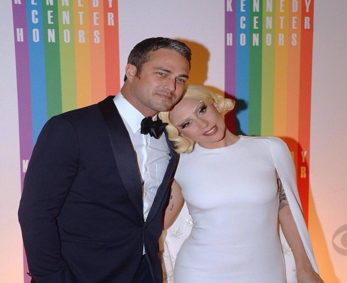 A través de su cuenta de Instagram @TaylorKinney11, Kinney comparte momentos al lado de la cantante y muestra imágenes de su trabajo como actor y modelo.