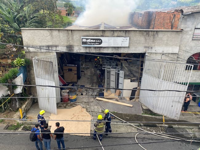 Un incendio en San Antonio de Prado deja dos bomberos lesionados
