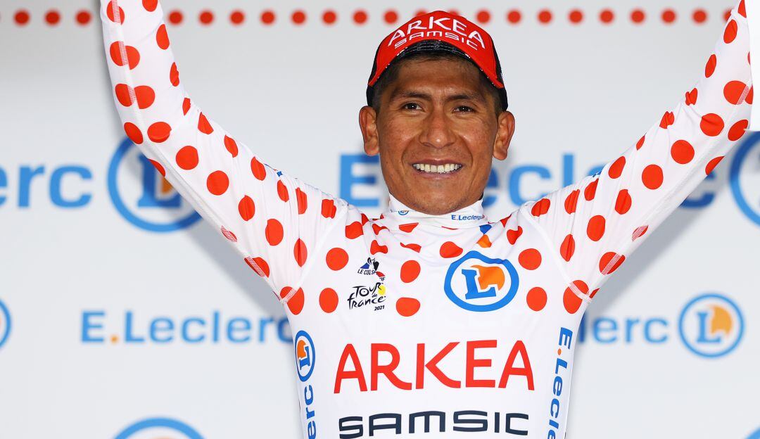 Nairo Quintana sonríe con la camiseta de los puntos del Tour de Francia.