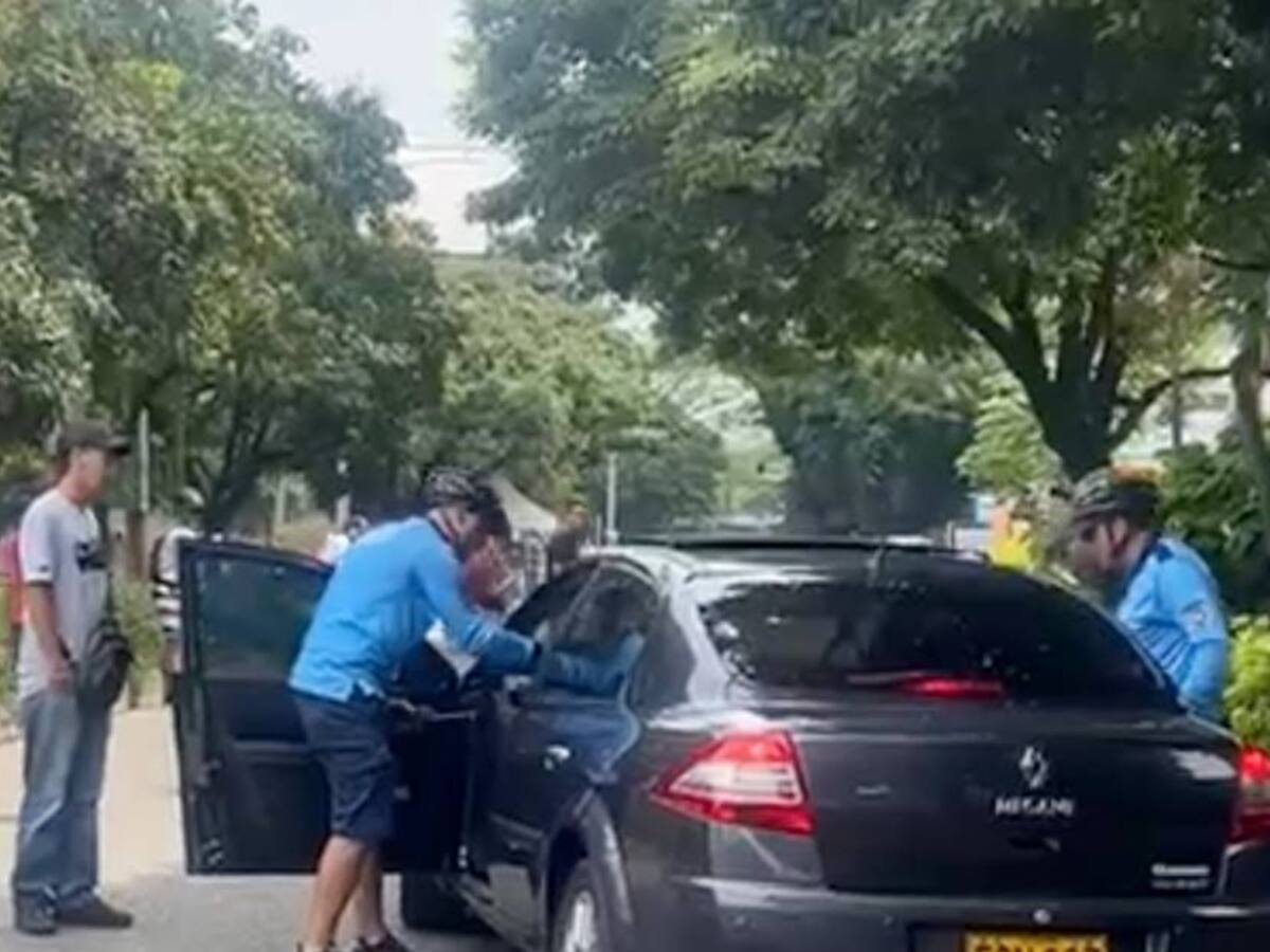 Un carro se metió a la ciclovía de Envigado y por poco causa una tragedia