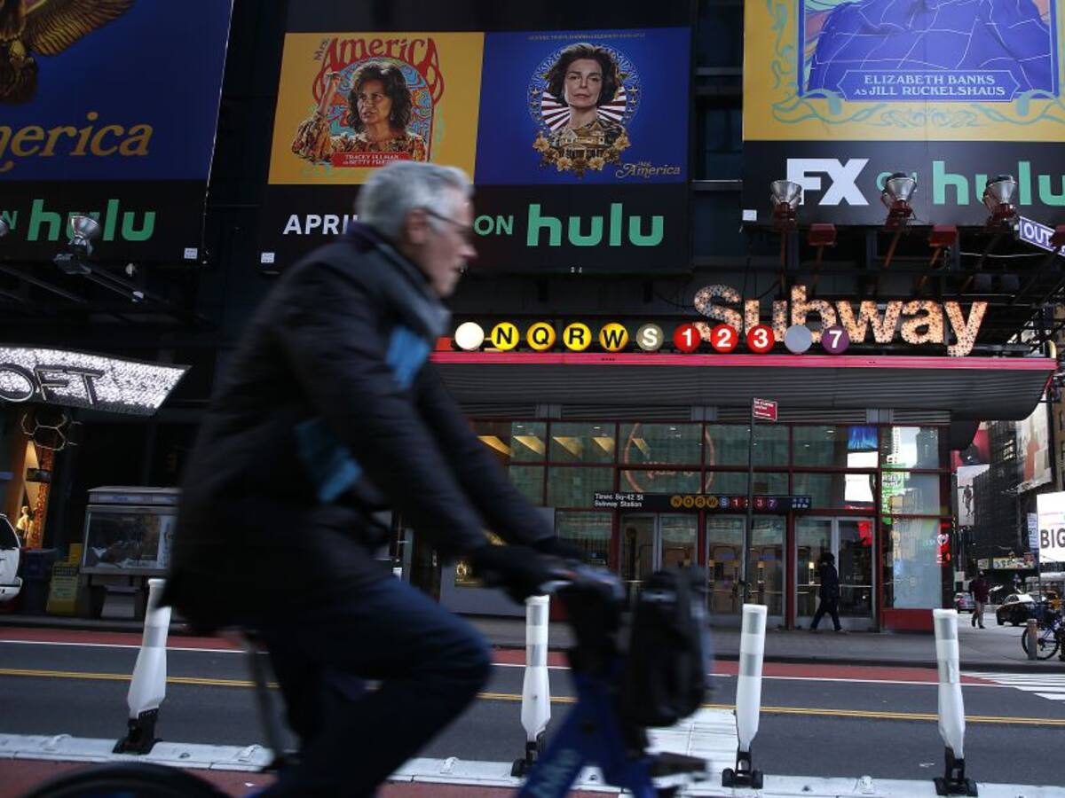 Times Square despierta sin movimiento en medio del coronavirus
