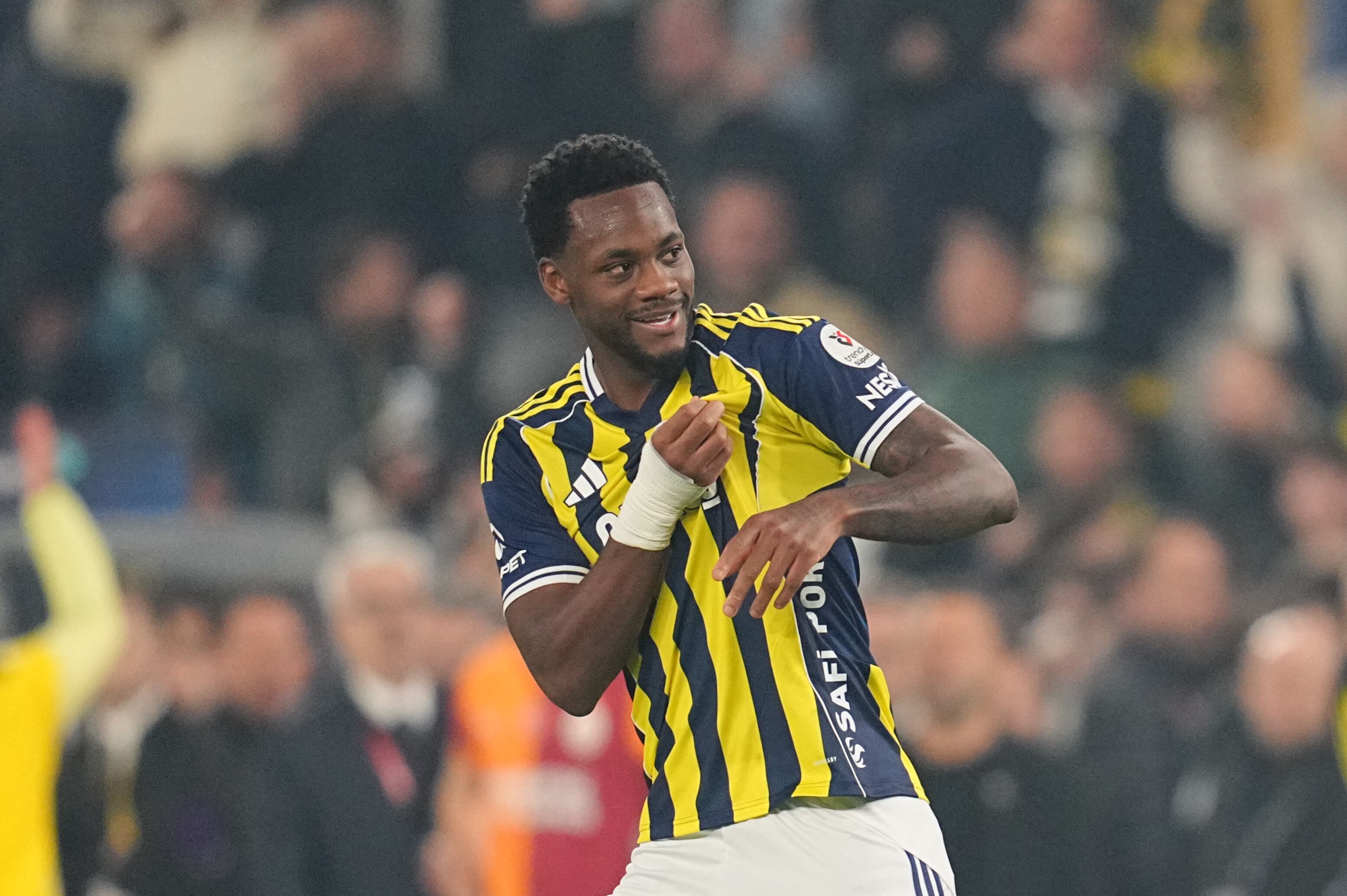 Jhon Durán jugador ante Fenerbahce ante Galatasaray en la Liga Turca 2025-26 / Getty Images