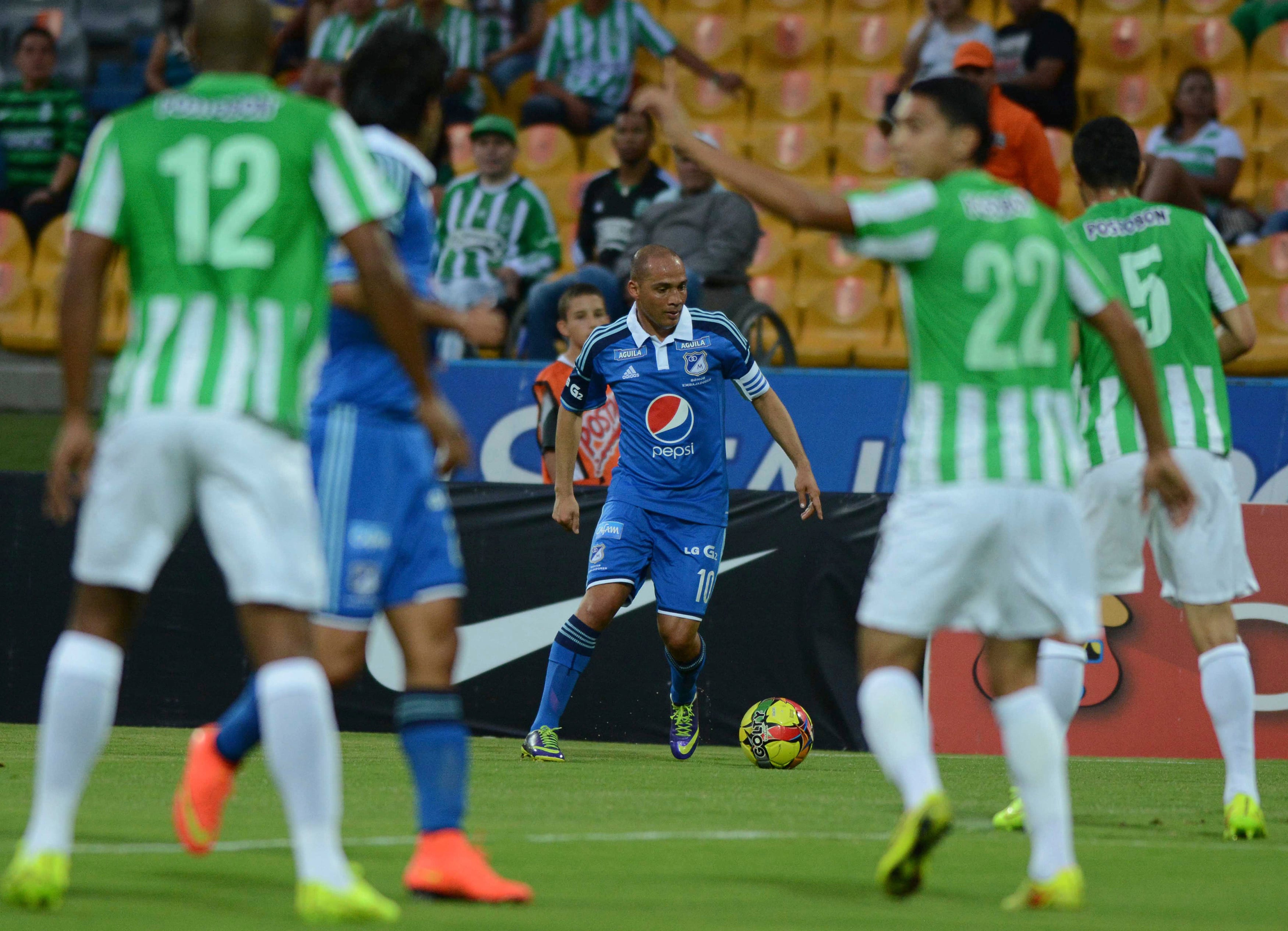 Mayer Candelo enfrentando a Nacional con la camiseta de Millonarios. (Photo by LuisBenavides/LatinContent via Getty Images)