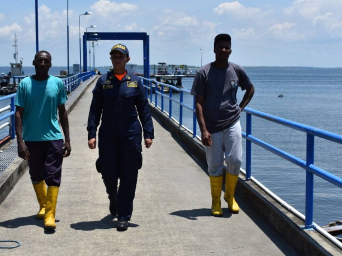 Rescatan a pescadores ecuatorianos en aguas del pacífico
