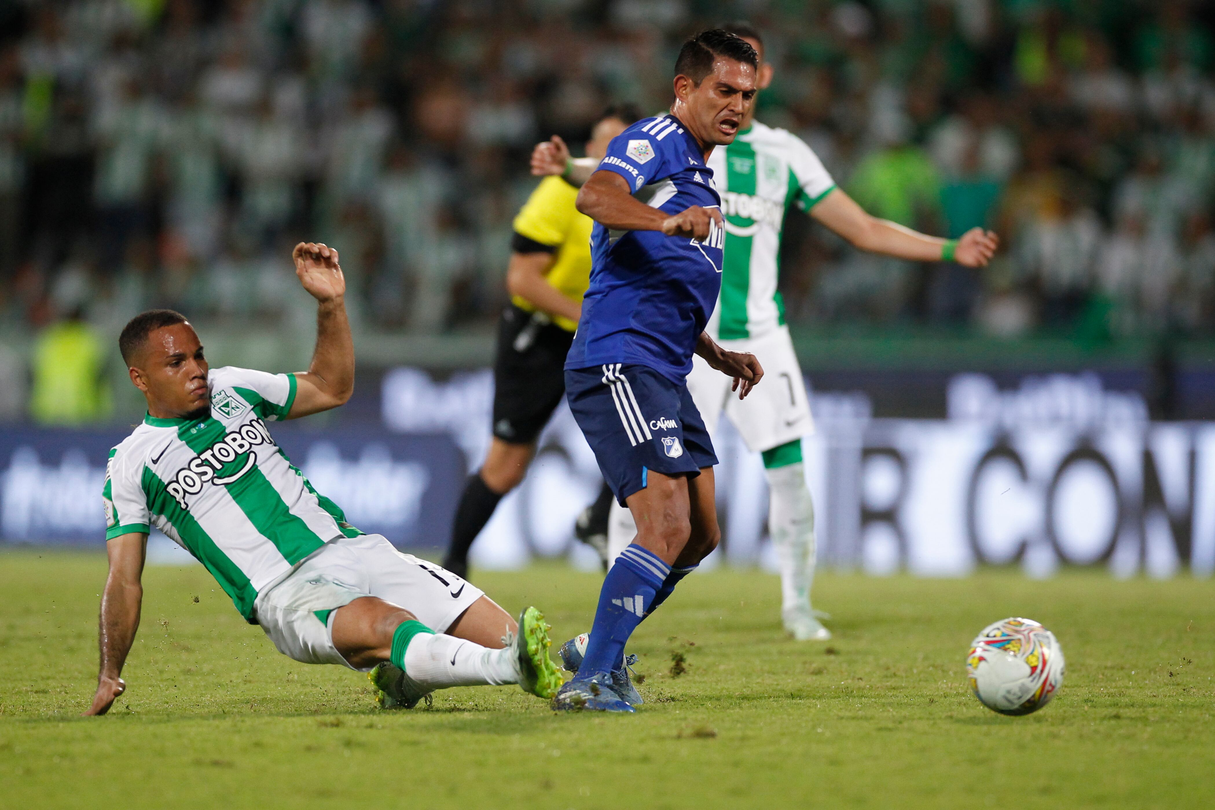 AMDEP3880. MEDELLÍN (COLOMBIA), 23/11/2023.- Robert Mejía (i) de Nacional disputa el balón con David Macalister Silva de Millonarios hoy, en la final de la Copa Colombia entre Atlético Nacional y Millonarios en el estadio Atanasio Girardot en Medellín (Colombia). EFE/ Luis Eduardo Noriega Arboleda