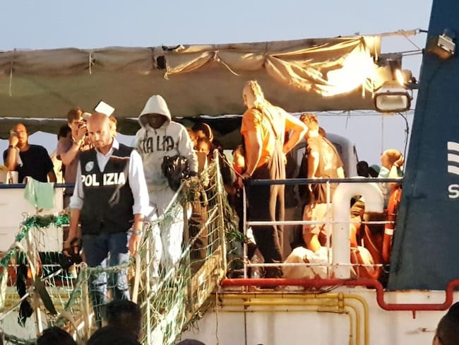 Capturan a capitana del Sea Watch por desembarcar con migrantes en Italia