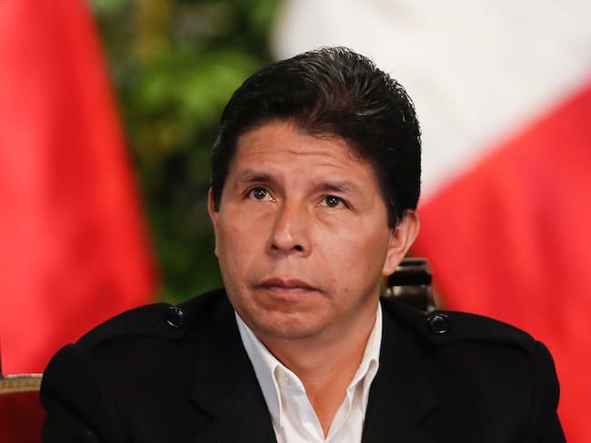 ARCHIVO AME3956. LIMA (PERÚ), 27/04/2024.- El expresidente peruano Pedro Castillo durante una rueda de prensa sobre las acusaciones de la Fiscalía en su contra, el 11 de octubre del 2022, en Lima (Perú). La audiencia preliminar de control de acusación por el fallido golpe de Estado del expresidente peruano Pedro Castillo (2021-2022) se realizará el próximo 9 de mayo, informó este sábado el Poder Judicial de Perú. EFE/ Paolo Aguilar/ARCHIVO