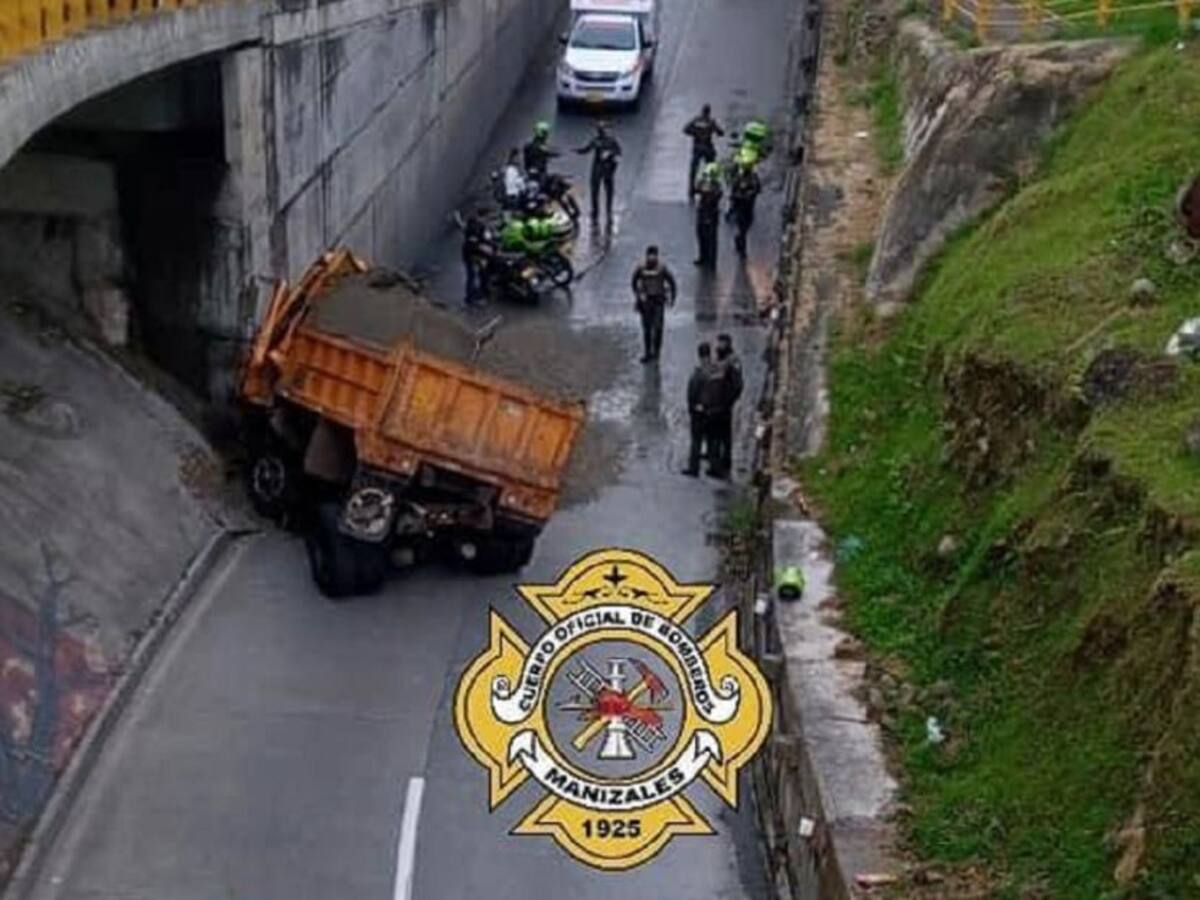 En grave estado de salud está el conductor de una volqueta que se accidentó