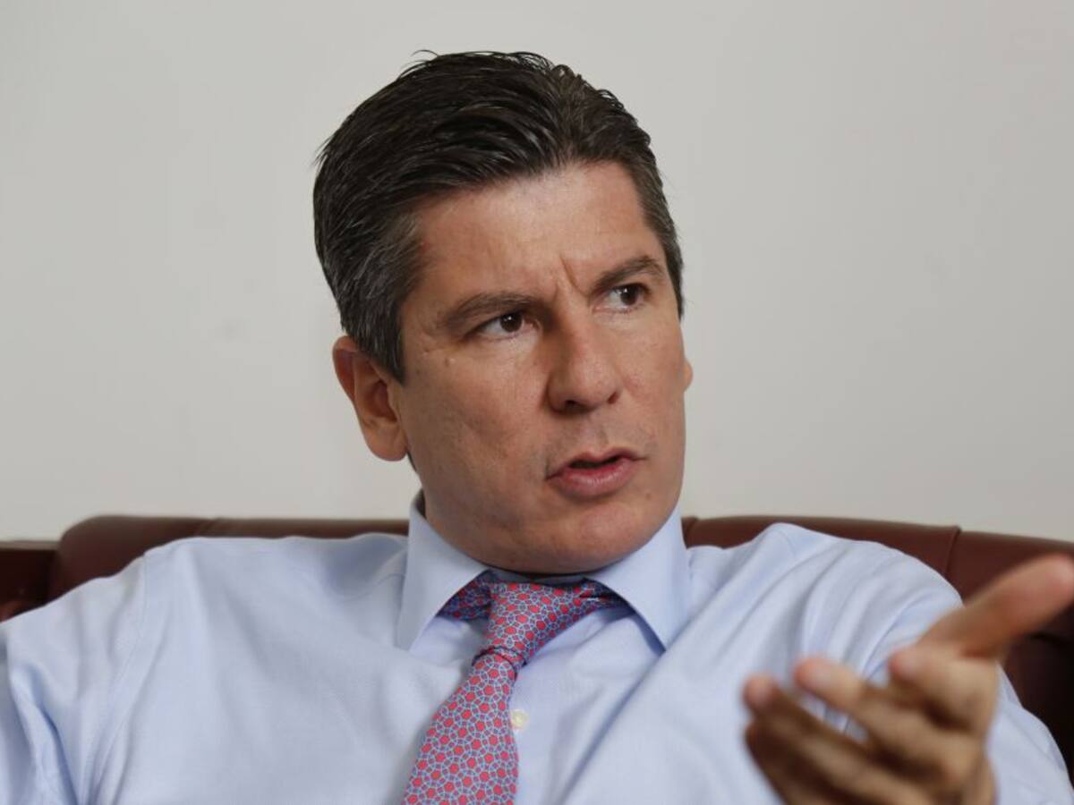“MinSalud debe expedir decreto para que privados compren la vacuna": Ferro