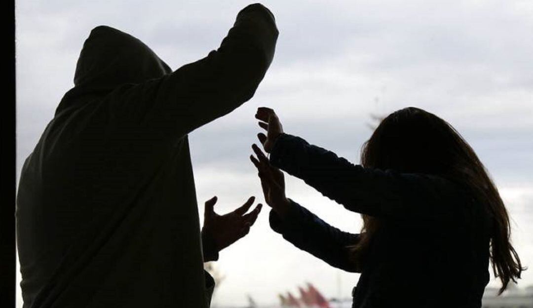 La joven mujer recibió quemaduras en el rostro y uno de sus brazos. 