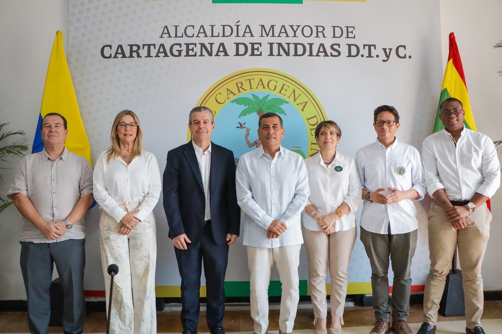 Gerentes de Aguas de Cartagena y Veolia se reunieron con el alcalde, Dumek Turbay, y parte de su gabinete. // Veolia