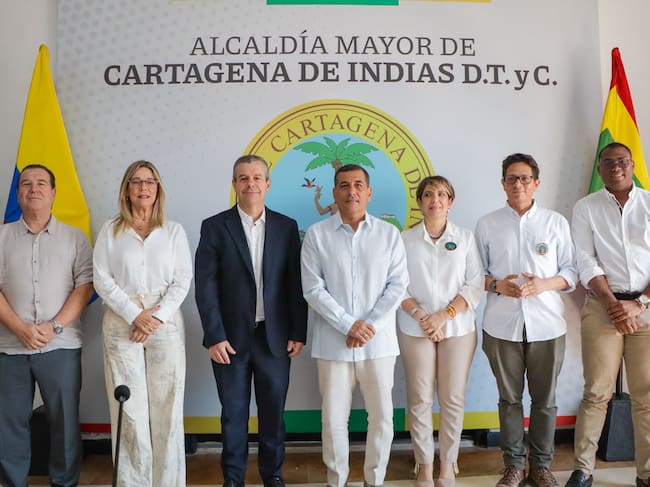 Gerentes de Aguas de Cartagena y Veolia se reunieron con el alcalde, Dumek Turbay, y parte de su gabinete. // Veolia