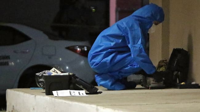 MEX4628. CHILPANCINGO (MÉXICO), 07/11/2024.- Un perito de la Fiscalía General del Estado (FGE), busca información la madrugada de este jueves en la zona donde fueron encontrados los cuerpos de once personas en el municipio de Chilpancingo en el estado de Guerrero (México). Los cuerpos de 11 personas fueron hallados en una camioneta sobre la autopista Del Sol en la ciudad de Chilpancingo, capital del sureño estado mexicano de Guerrero. EFE/José Luis de la Cruz