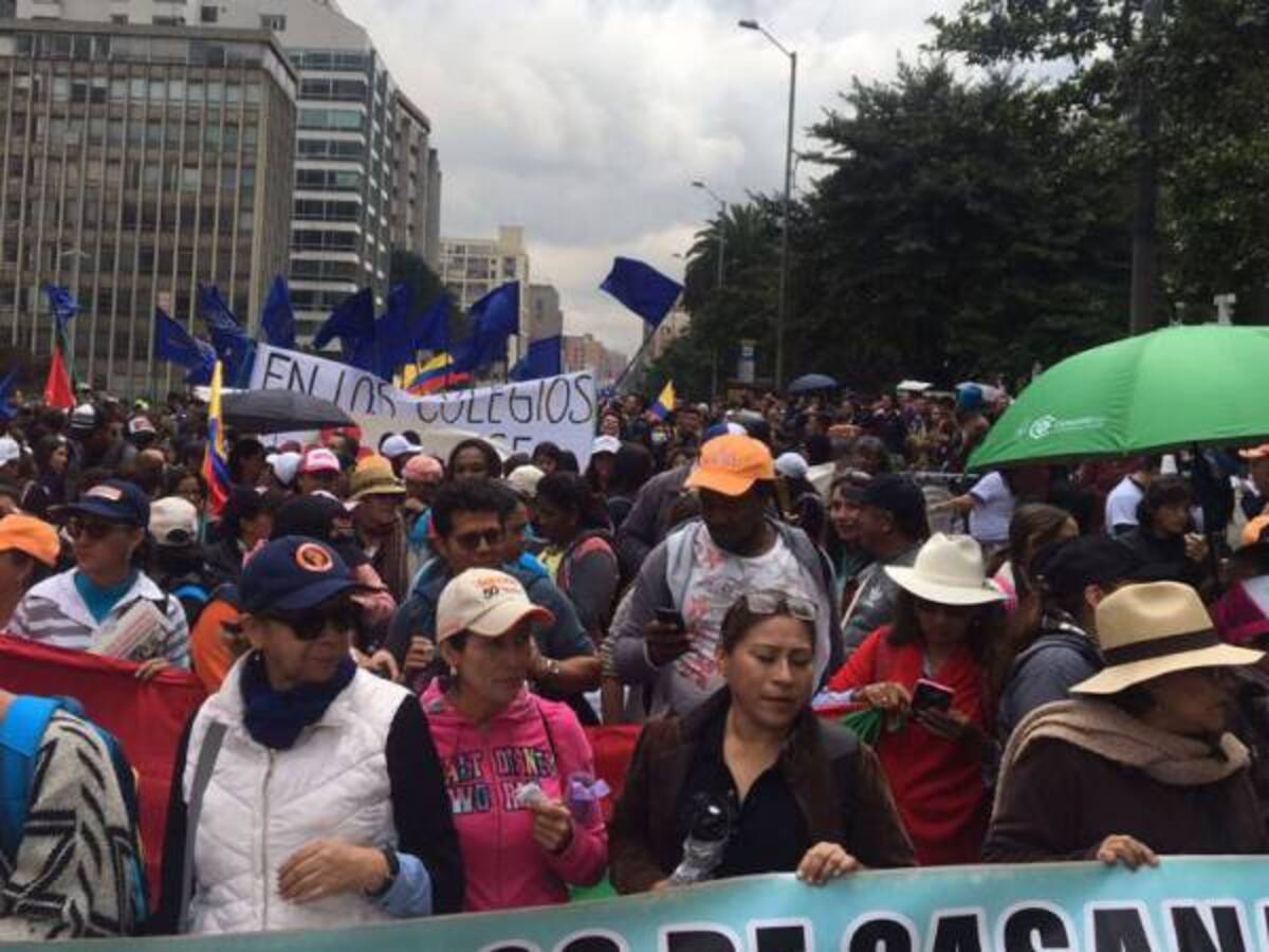 Bloqueos en calle 26 por marchas de educadores