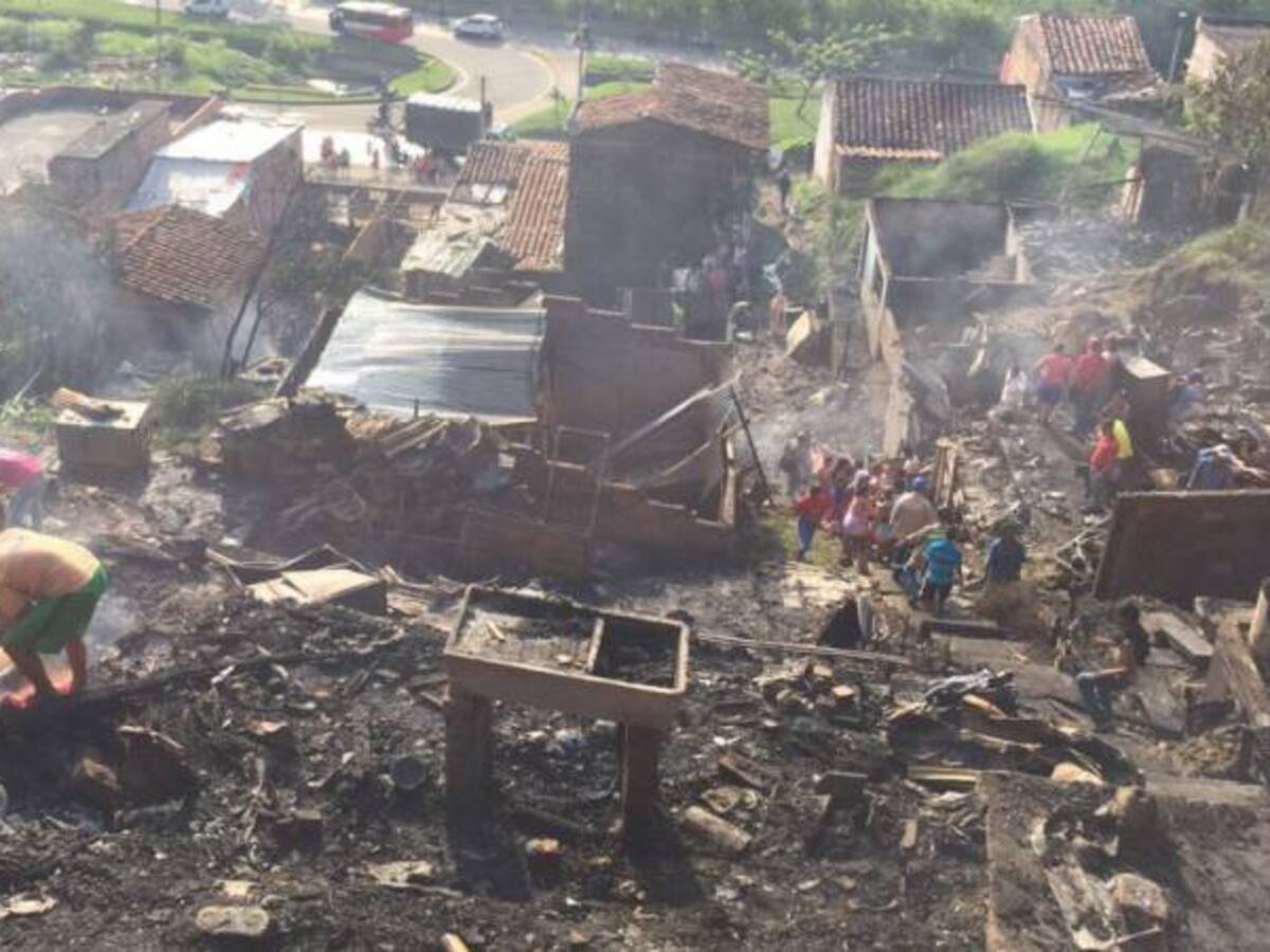 En cenizas quedaron convertidas 30 casas en Cartago