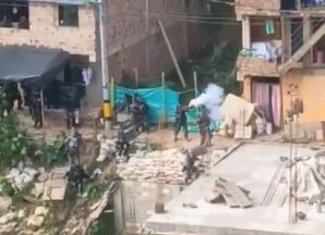 Foto: Enfrentamientos entre el UNDMO y ocupantes del sector Candamo. Captura de video cortesía.