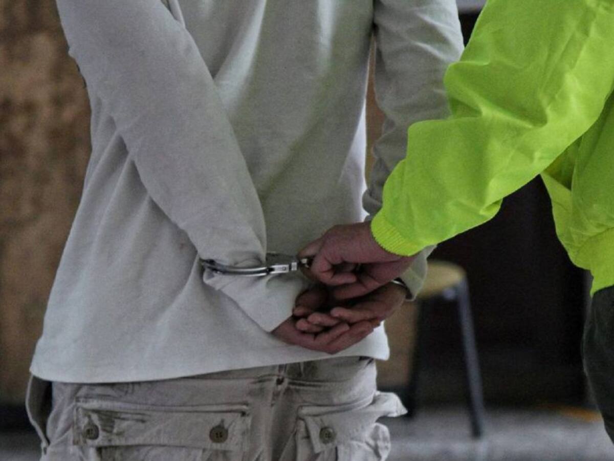 Joven ataca a un policía durante un procedimiento en Barú