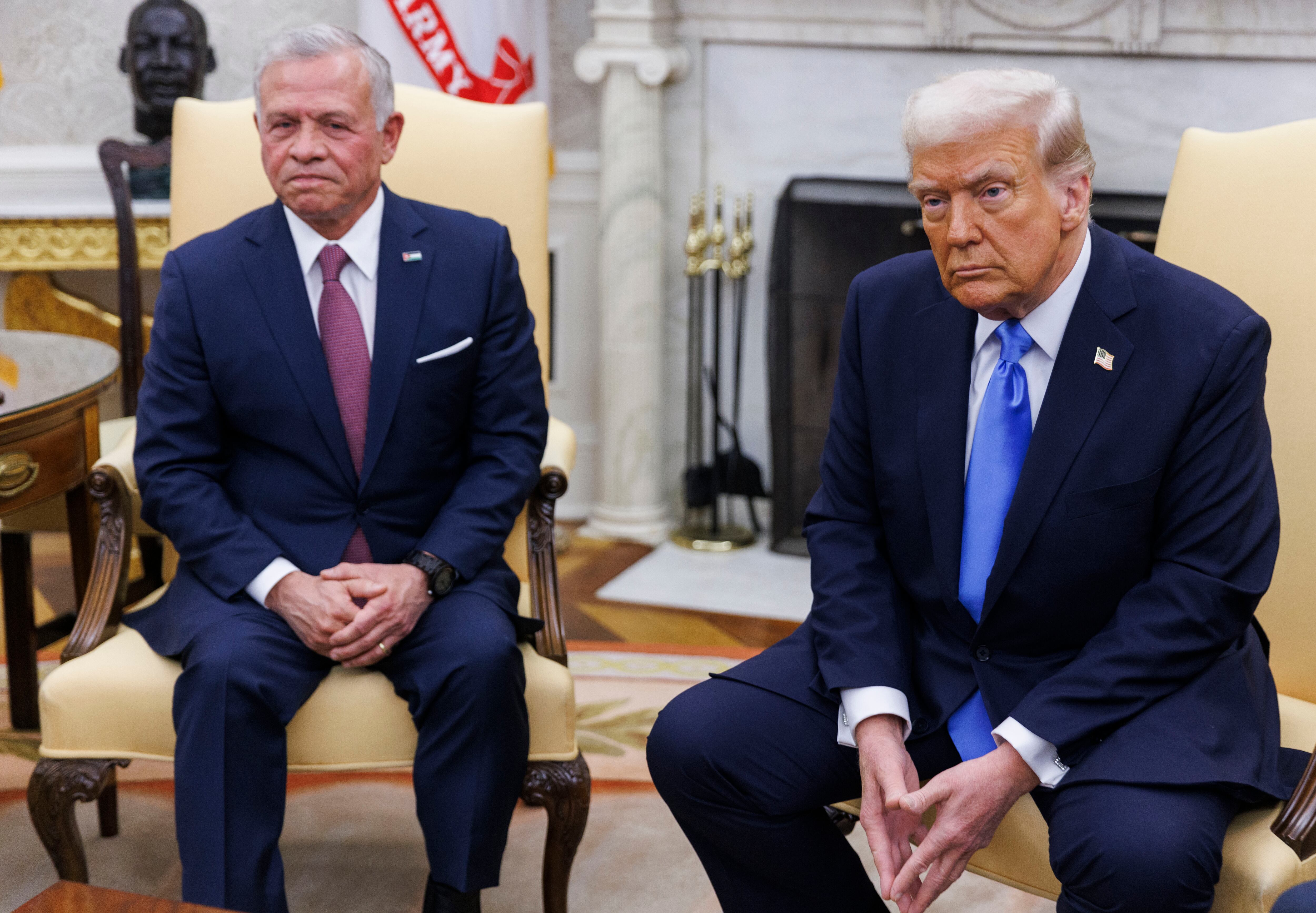 Washington (United States of America), 11/02/2025.- US President Donald J. Trump (R) attends a meeting with the King of Jordan, Abdullah II Ibn Al-Hussein (L) in the Oval Office of the White House in Washington, DC, USA, 11 February 2025. President Trump was expected to talk to King Abdullah to take in Palestinians from Gaza. (Jordania) EFE/EPA/Aaron Schwartz / POOL
