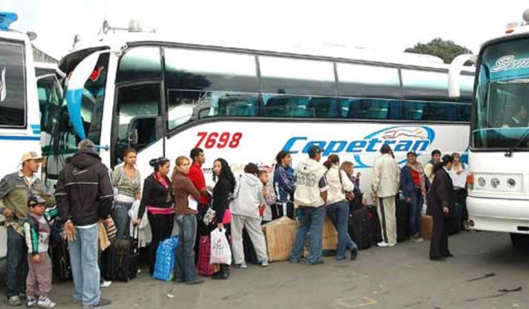 Viajeros en la central de transporte de Cúcuta.