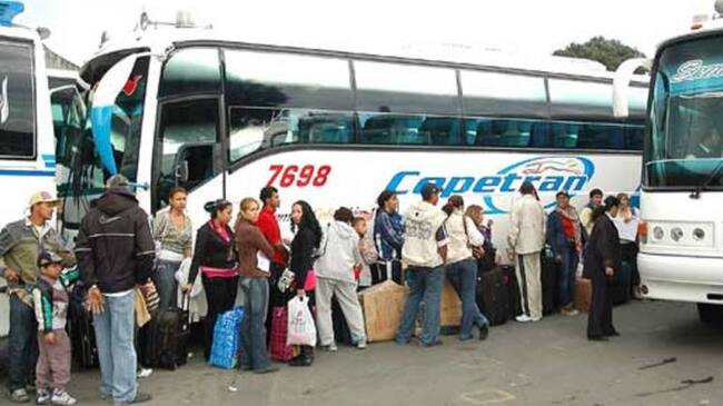 Viajeros en la central de transporte de Cúcuta.