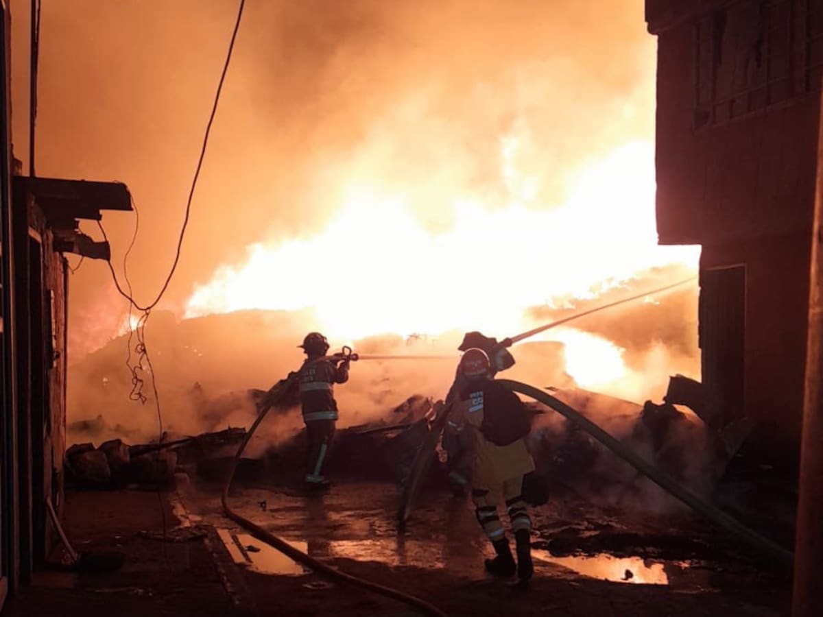 Dos incendios de grandes proporciones en noche de velitas: Bogotá y Pitalito