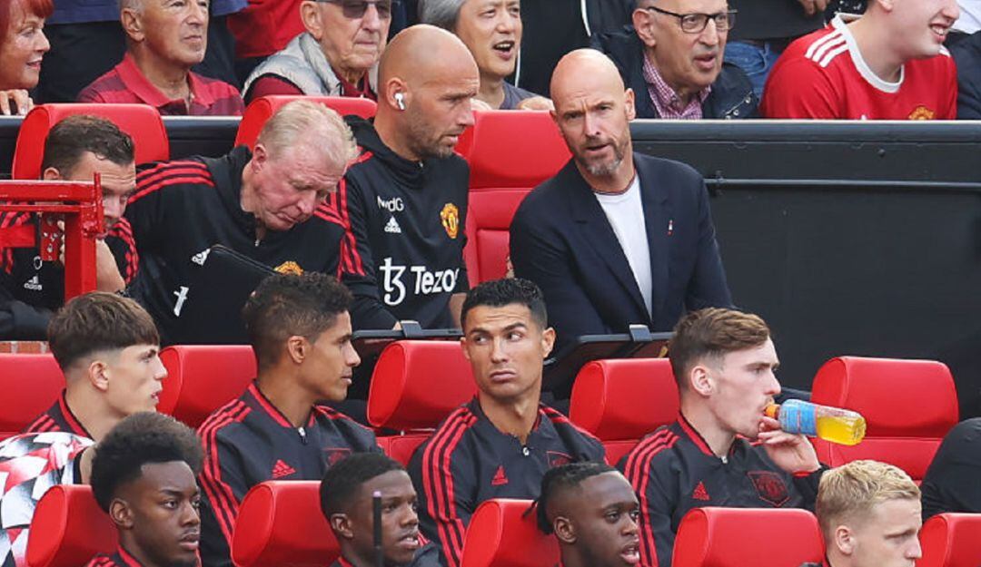 Erik ten Hag (arriba a la derecha), técnico del Manchester United en el banco de suplentes en el que se encontraban Varane y Cristiano Ronaldo