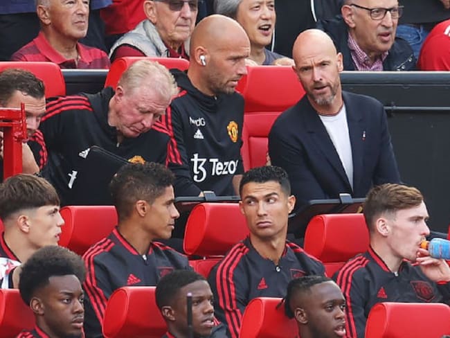 Erik ten Hag (arriba a la derecha), técnico del Manchester United en el banco de suplentes en el que se encontraban Varane y Cristiano Ronaldo