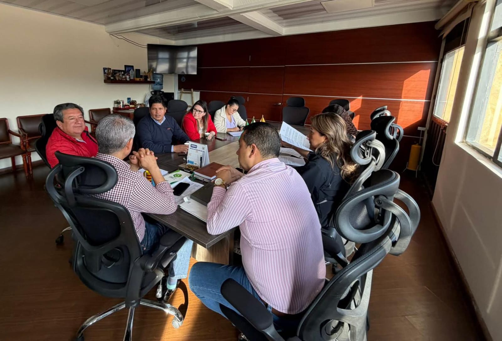 El alcalde de Samacá, Wilson Castiblanco Gil, se reunió con la gerente de la E.S.E. Hospital Santa Marta, Diana Johanna Malpica y el equipo técnico para analizar los avances de la nueva sede / Foto: Alcaldía de Samacá