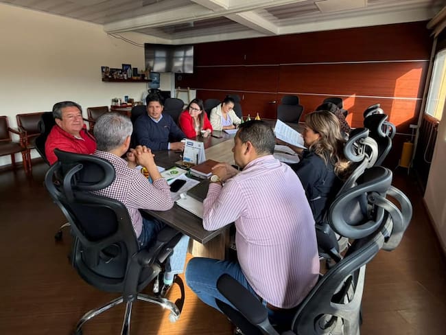 El alcalde de Samacá, Wilson Castiblanco Gil, se reunió con la gerente de la E.S.E. Hospital Santa Marta, Diana Johanna Malpica y el equipo técnico para analizar los avances de la nueva sede / Foto: Alcaldía de Samacá