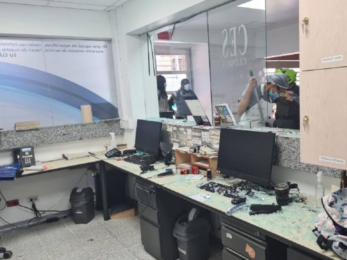 Una mujer atacó la zona de urgencias de la Clínica CES