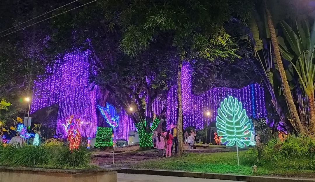 Alumbrado navideño parque fundadores de Armenia