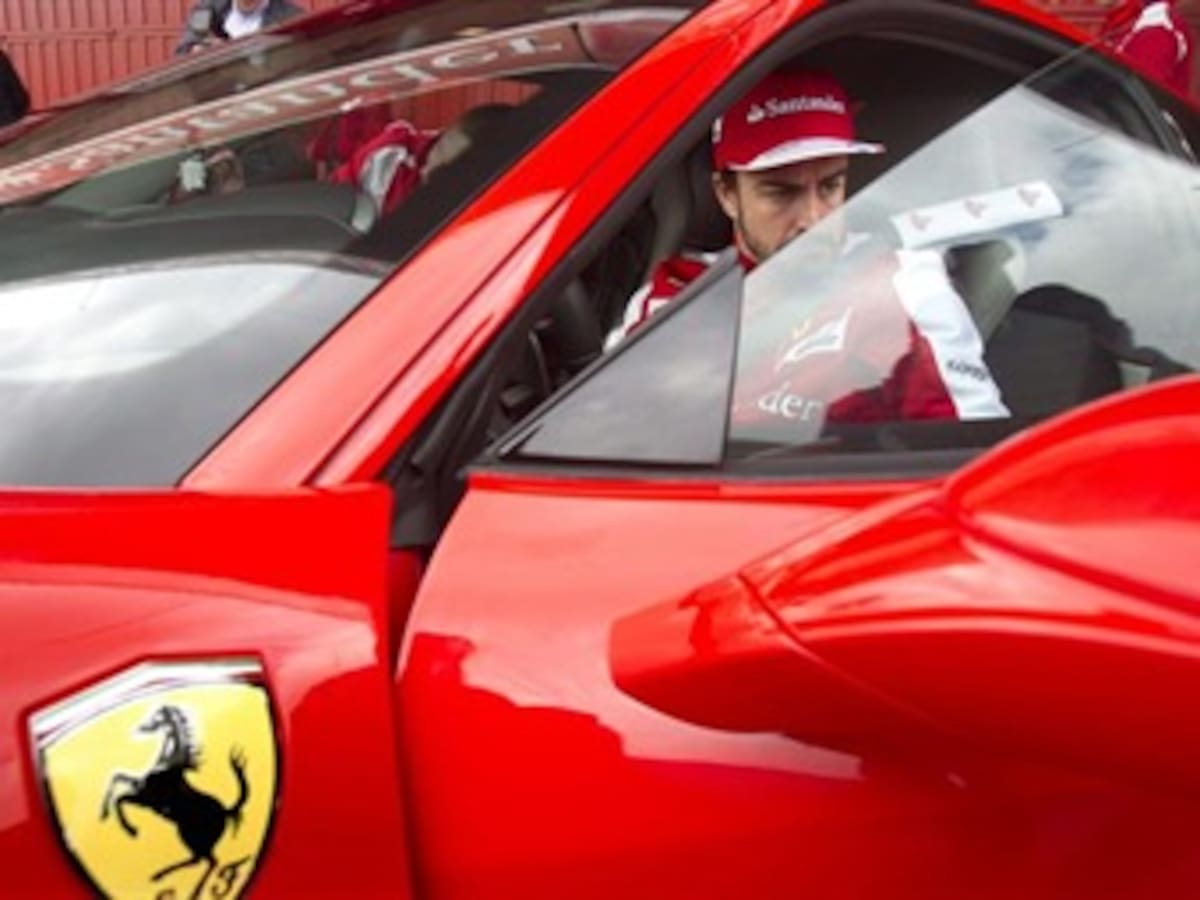 Fernando Alonso y Pedro De la Rosa juegan con sus Ferrari