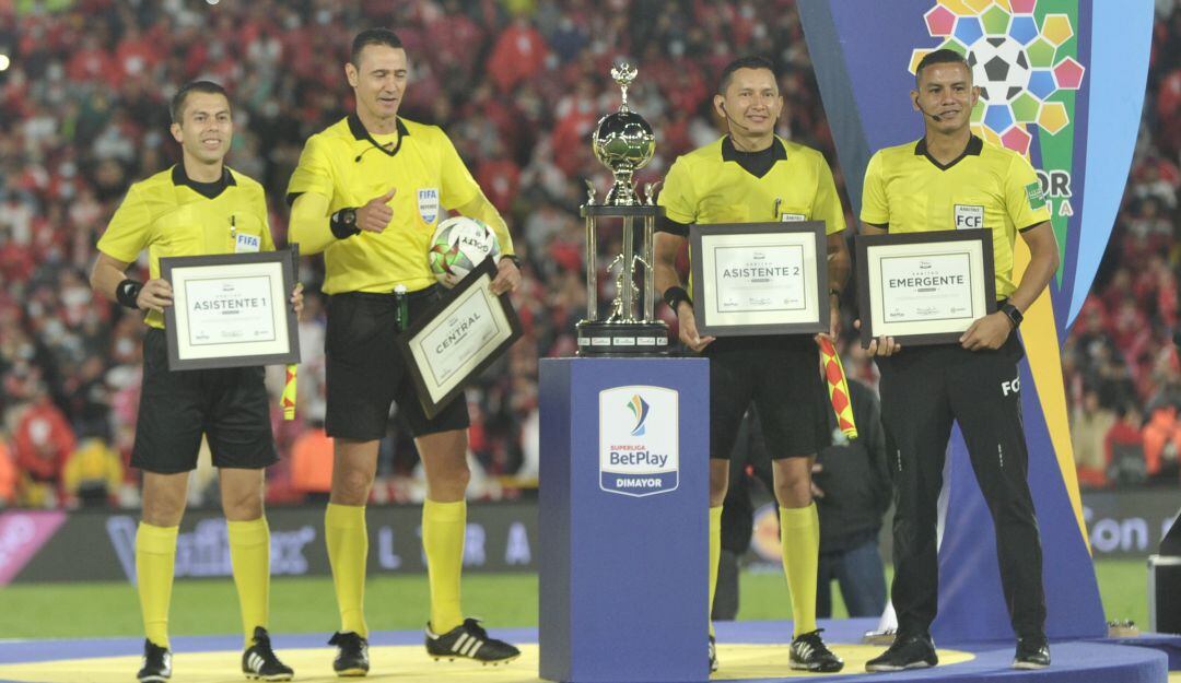 Wilmar Roldán, árbitro de la Superliga, reconocido al final del juego.