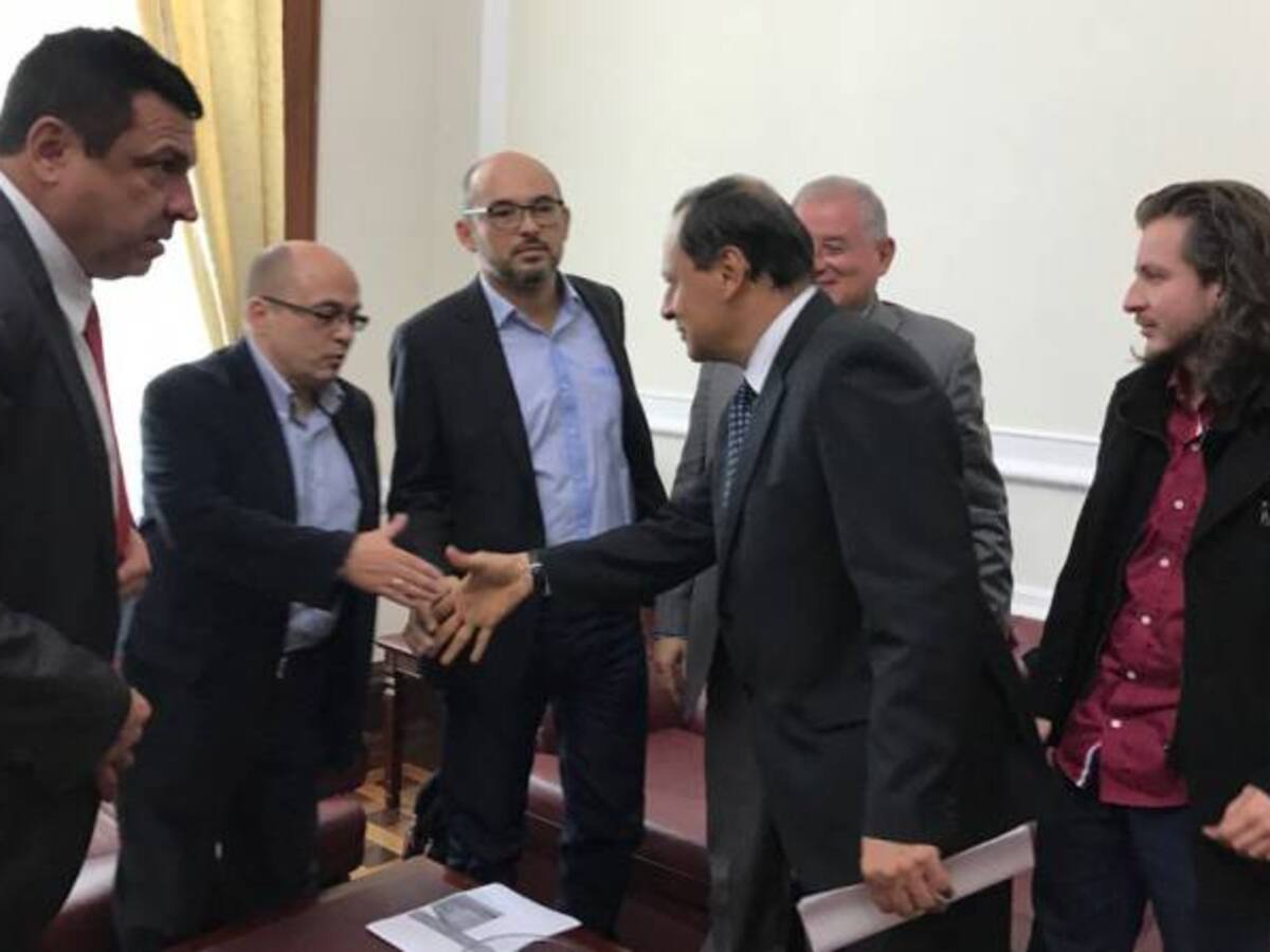 Integrantes de Voces de Paz se reúnen con el presidente de la Cámara