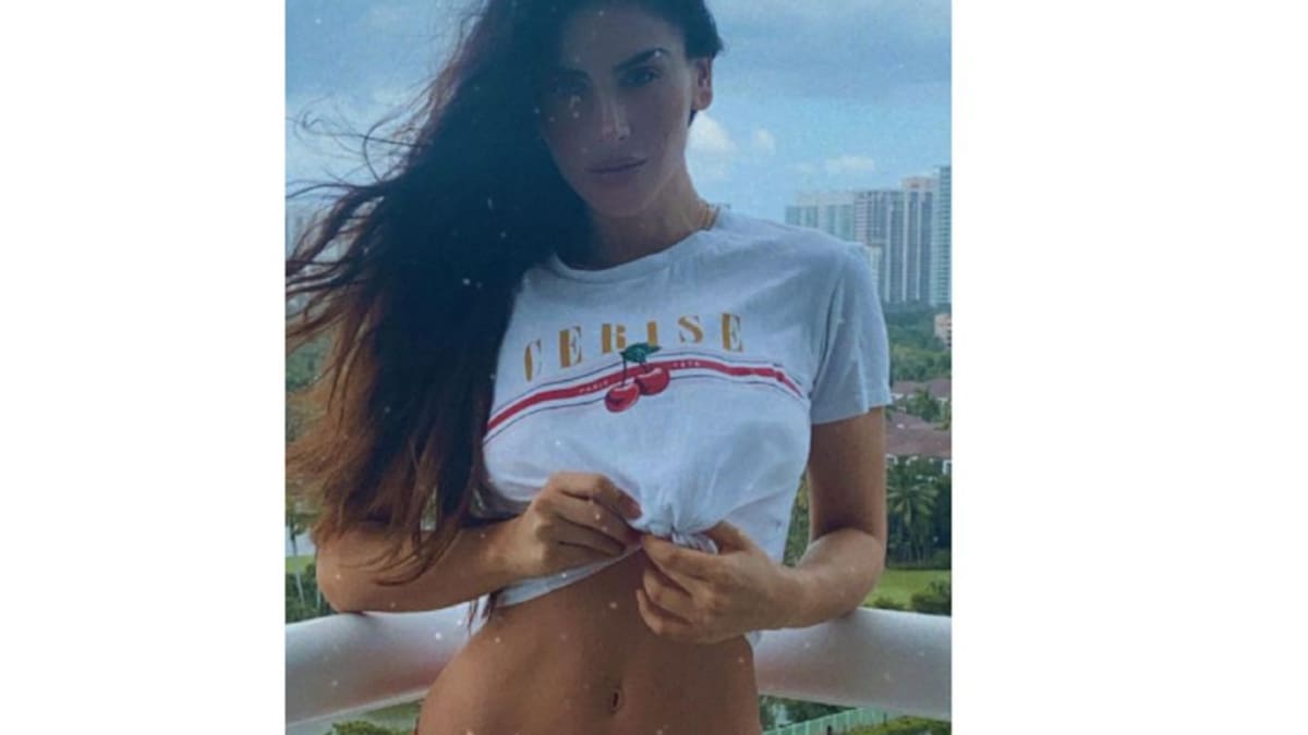 "Delicada como nieve": Jessica Cediel posó en bata de toalla
