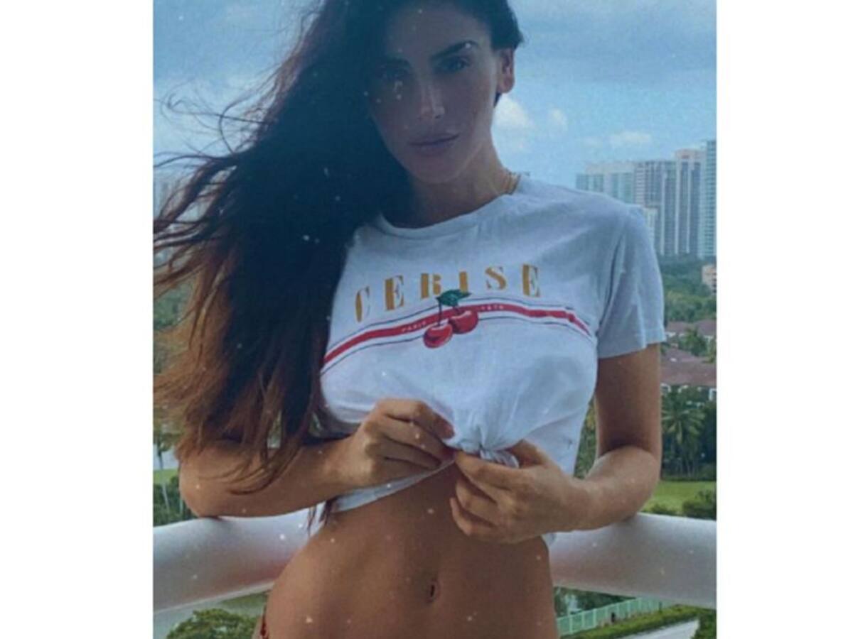 "Delicada como nieve": Jessica Cediel posó en bata de toalla