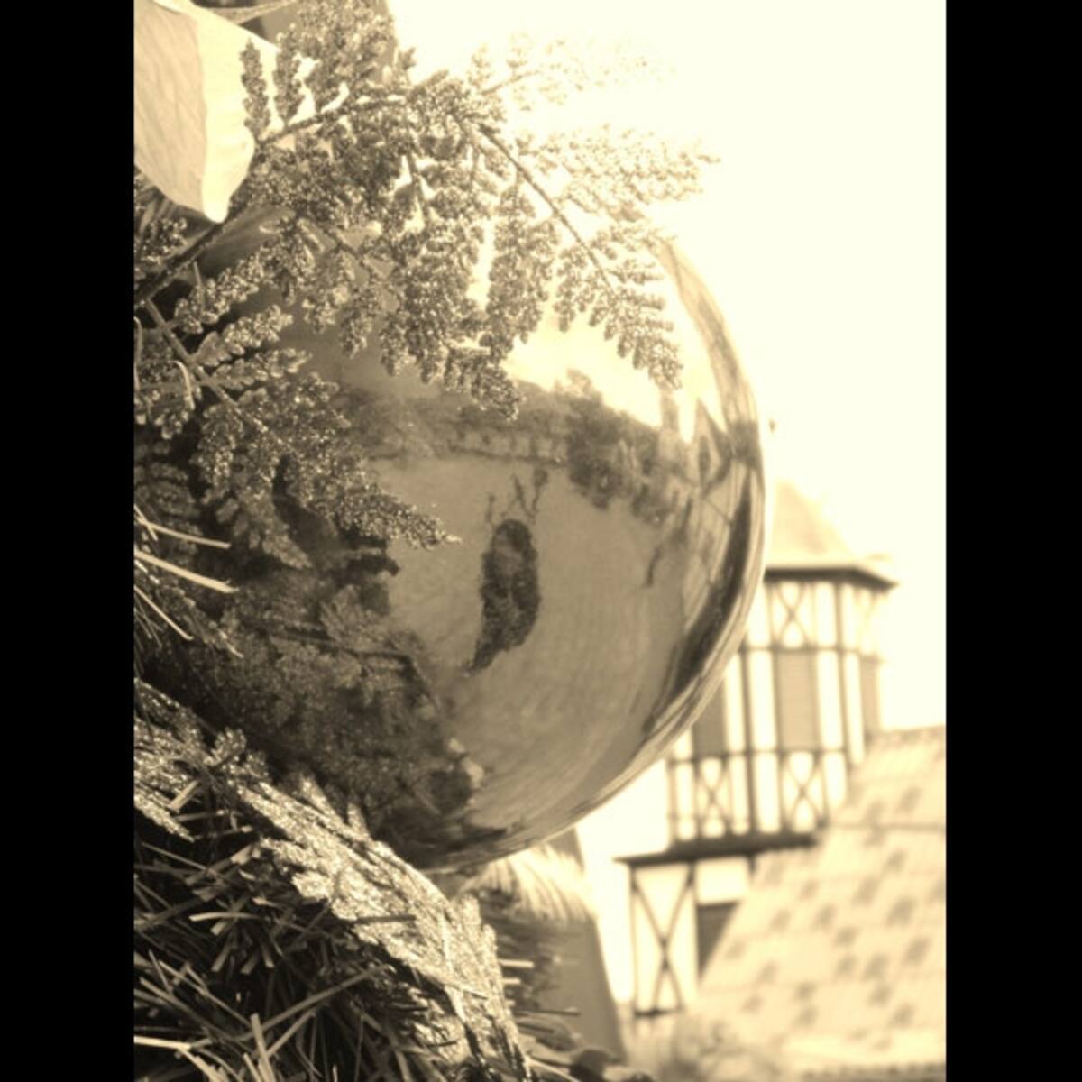 Alberto Valcarcel Maya nos asegura que en esta foto no usó ningún efecto de Photoshop y explica: "En la plaza de Netanya, frente al Mediterráneo, hay un restaurante con paredes de cristal. Me acerco a unos 15 metros y ajustando el zoom, encuadro una mesa ya montada a través del cristal frente a mí. En ese instante el sol poniente penetra por la pared de cristal opuesta, la que da al mar, inundando el lugar. Aprovecho la oportunidad y hago el disparo".