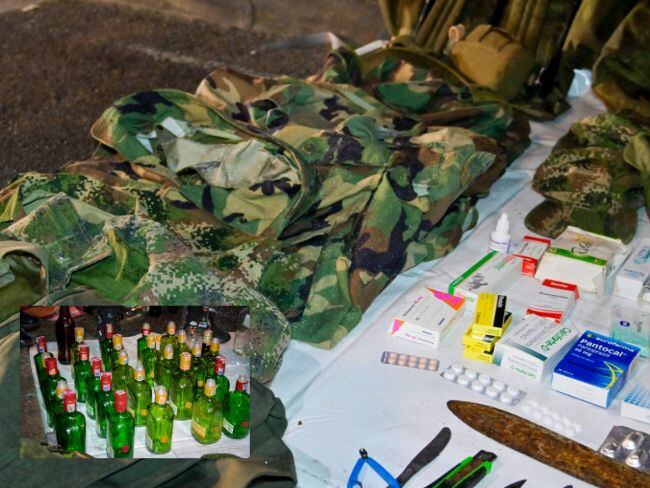 Botellas listas para reenvasar licor adulterado, medicamentos vencidos y más prendas militares encontradas en la Carrera Séptima.