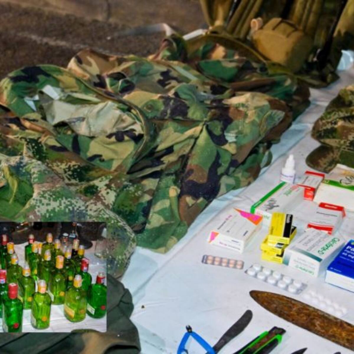 Botellas para licor adulterado y medicamentos vencidos encontrados en la carrera séptima de Bogotá