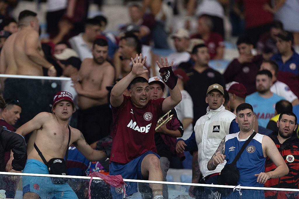 Río de Janeiro, Brasil. Altercados entre aficionados de Lanús y policía Brasileña en el estadio Maracaná /Getty Images