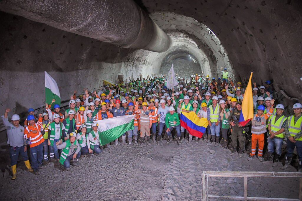Trabajadores celebran el cale del túnel del Toyo. Foto: Twitter @tunelGGE