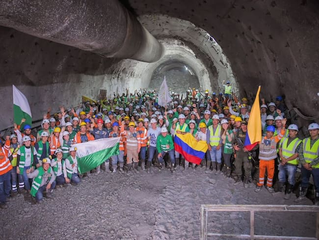 Trabajadores celebran el cale del túnel del Toyo. Foto: Twitter @tunelGGE