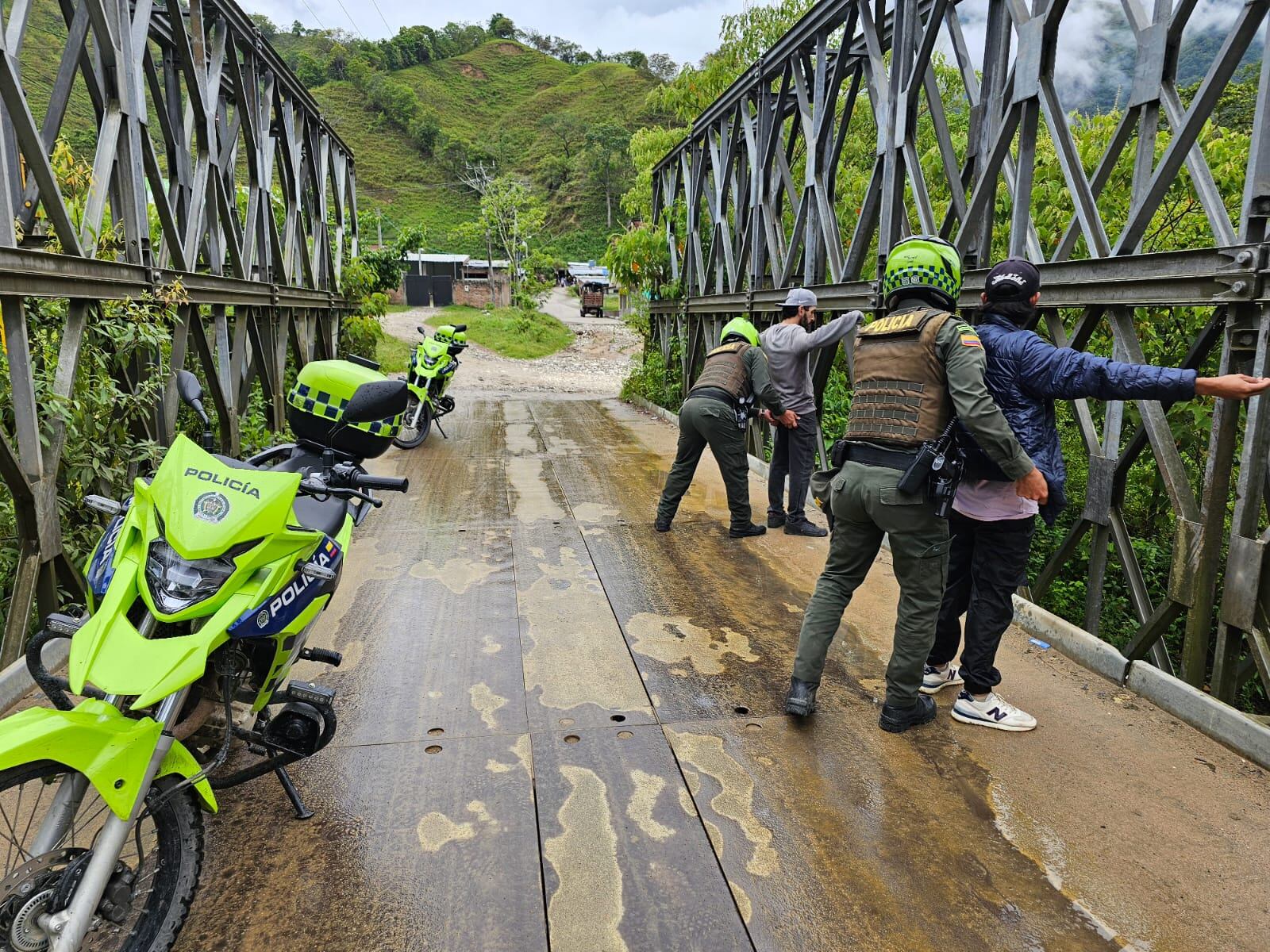 Mil hombres de la policía en vías del Huila. Foto policía Huila.