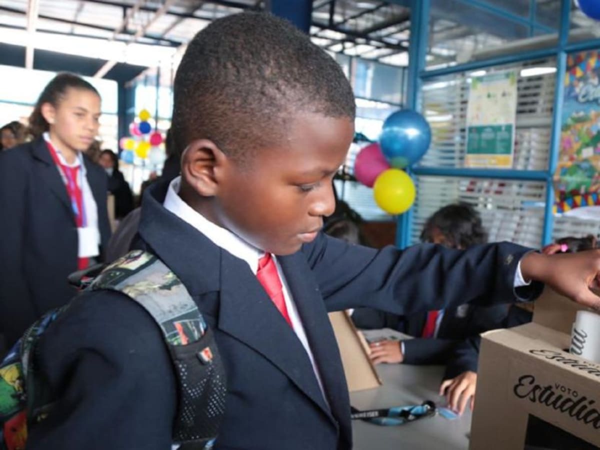 Niños y jovenes votaron simbólicamente para elegir al próximo presidente