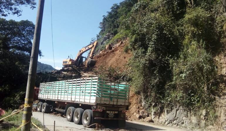 Tracto camión atrapado en la vía Manizales - Medellín