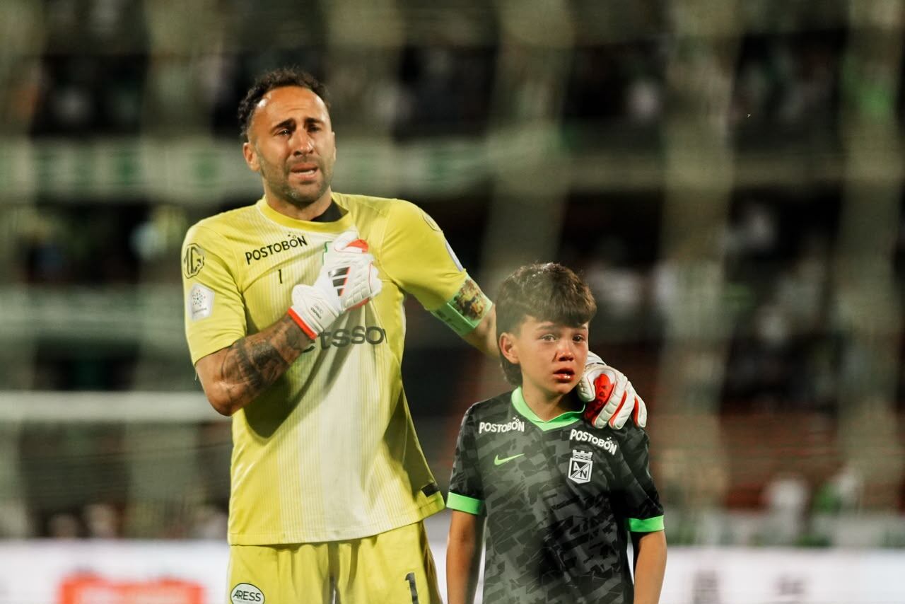 David Ospina y su hijo, al frente de la afición de Nacional / Foto: Colprensa