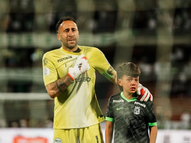 David Ospina y su hijo, al frente de la afición de Nacional / Foto: Colprensa