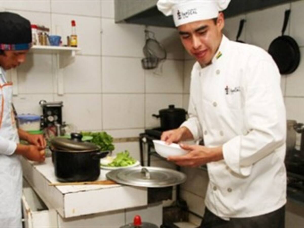 Jóvenes chefs bolivianos revalorizan la quinua y ayudan a niños en riesgo