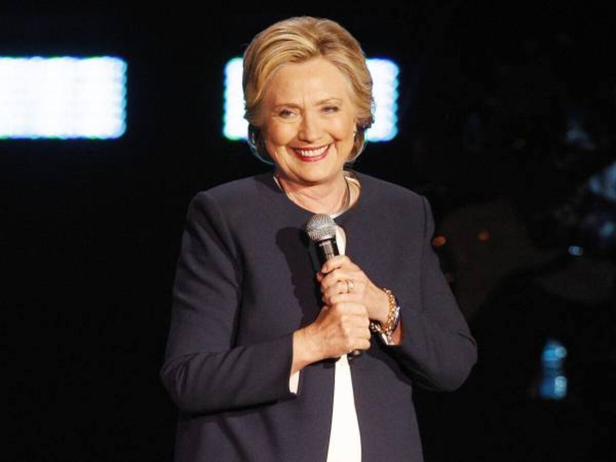 Campaña de Clinton celebra decisión del FBI de no formular cargos por e-mails